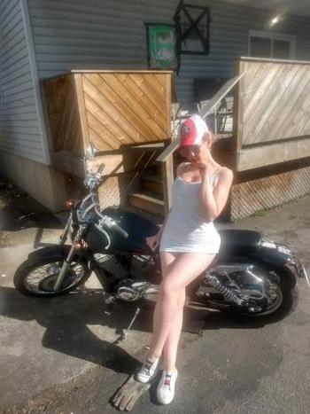 Amber, 22  female escort, Detroit